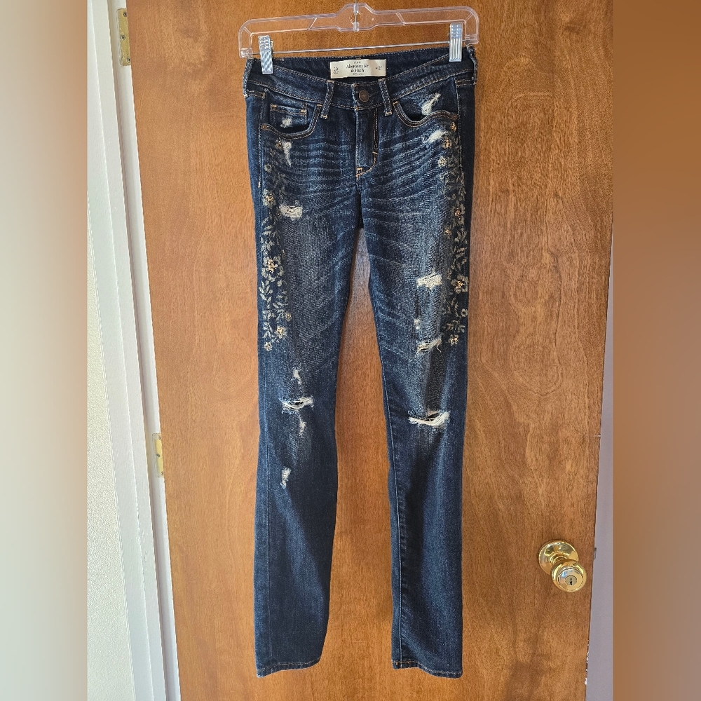 ABERCROMBIE Decorated Jean size 24